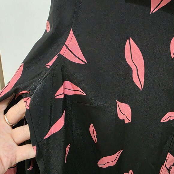 Diane von Furstenberg Silk Blouse Womens 6 Black Pink Lips Print Button Down Top - Picture 6 of 10
